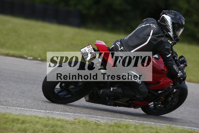 /Archiv-2024/29 12.06.2024 MOTO.CH Track Day ADR/Gruppe blau/35